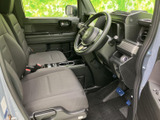 前席は座面が広く、ゆったりと腰掛けられるレイアウト。運転席まわりから前方を見渡しやすく、乗り降りの際も足元にゆとりが感じられる室内空間です。