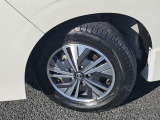 日産純正アルミホイールが足元を引き締めます。