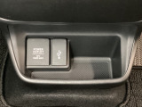 アクセサリーソケットはUSBのアダプターなどをつければ、スマホの充電にも使えます。横にはナビゲーション用の外部入力可能なUSB端子がついており、周辺には物が置けるボックスがついています。