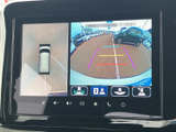 後方カメラの映像に加え、車両を上から見た表示も確認できる画面です。駐車時に周囲との距離感をつかみやすく、ガイド線も目安として使えるため、後退操作をサポートします。