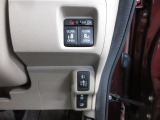 両側電動スライドドア。荷物で手が塞がる時など簡単にドアの開閉が出来ます。何より力いらずで開閉OK。女性やお年寄りにも優しい。電動機能はOFFにもできますから元気なお子様の駆け出しも安心。