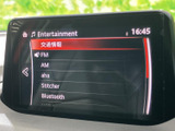 音楽やラジオなどの項目が画面上に並び、選択中の内容も確認しやすい表示です。複数の音源を切り替えて楽しめるため、日々の移動時間に合わせて活用できます。