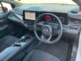 前席周辺です。ガラスエリアが広く運転もしやすく、見晴らしのいい運転席です。