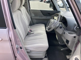 前席はゆったりとした座面で、運転席と助手席の間も移動しやすいレイアウトです。明るい色合いのシートと広い窓まわりが開放感を生み、乗り降りの際も視界を確保しやすい室内です。