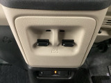 パワーウインドウは運転席で全席のドア2枚とも上下の操作ができるようになっています。