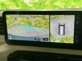 後方映像に加えて車両周辺の表示も確認でき、駐車時の周囲確認をサポートします。画面には目安となるガイドも表示され、後退時の位置合わせに役立ちます。