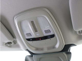 ルーフにあるボタンは、車両が始動しない場合、パンクした場合、または事故に遭った場合などの緊急時に支援の要請に使用できるため、安心感を高めることができます。