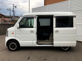 【両側スライドドア】駐車場で隣の車との間隔が狭く乗りにくい時、スライドドアなら安心!ドアオープン時も幅を取らず、開口部が広いので乗り降りがとっても簡単です。大きな荷物の出し入れも後席から可能♪