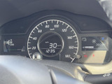 速度や時刻、シフト位置などをメーター内で確認でき、運転に必要な情報が見渡しやすく配置されています。中央の表示も把握しやすく、日々の移動をスムーズに支えます。