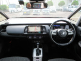 大きなフロントガラスで広々とした視界の運転席まわりです。