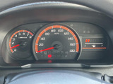 速度やエンジン回転数、燃料残量などを一か所で確認できるメーター配置です。目盛りや表示が見渡しやすく、走行中に必要な情報を把握しやすい実用的な構成です。