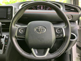 ステアリングには手元で扱えるスイッチが備わり、運転姿勢を保ちながら各種操作を行えます。メーターや周辺装備との位置関係も分かりやすく、日常の運転時に便利な装備です。