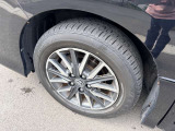 タイヤ残り溝が1.6mmになる目安として「スリップサイン」が設けられています。この車はまだまだ残っておりますので、安心してお乗り頂けます!