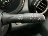 【オートライト】車のセンサーが周囲の明るさを感知し、自動でヘッドライトを点灯・消灯する機能です。この機能は夕暮れ時の交通事故が多い時間帯の安全性を高めてくれます。