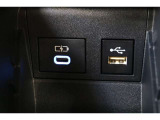 データ通信/給電用と、給電用(Type-C)のUSBポートが装備されています。車内にあると便利なアイテムですね!