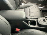 運転席のスイッチで全てのウィンドウの開閉操作を行うことができます。ロックボタンをONにしておくと、運転席以外のウィンドウは作動しないのでお子様を乗せているときなども安心ですね♪