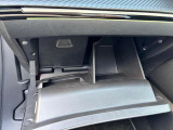 大容量のグローブボックスは車好きには重宝されます