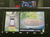 車両周辺の様子を画面で確認でき、駐車時の位置合わせをサポートします。ガイド表示も備わり、周囲への注意を促す便利な装備です。