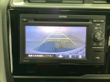 【バックカメラ】運転が苦手な方も車庫入れラクラクです!ギアをリバースに入れれば自動的に切り換わりますので、面倒な操作は不要です♪狭い駐車場もお車を傷つけず安心ですね!