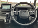 手元に複数のスイッチを備え、運転姿勢を保ちながら機能を扱いやすい設計です。握りやすい形状で、毎日の移動から長時間のお出かけまで自然にお使いいただけます。