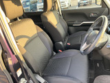 前席は身体を預けやすい形状で、運転席と助手席それぞれにゆとりを感じられる空間です。窓からの光も入り、座った際に周囲を見渡しやすい室内となっています。