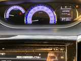 速度やエンジン回転数などを確認できるメーターが、運転席正面にまとまって配置されています。中央の表示部も視線を移しやすく、走行中の情報確認に便利です。