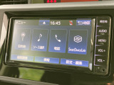 目的地やソース選択、電話などの項目が画面上に整理され、必要な機能を見つけやすい表示です。画面脇には音量やメニューのボタンも備わり、日常の操作を進めやすい構成です。