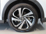 純正のアルミホイール装着車です。タイヤサイズは195/60R17です。