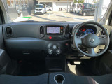 運転席からの視界が広く、隅々まではっきり見渡せます☆小物入れも多くスッキリした運転席廻り