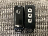 スマートキー付きですからドアロックの開閉およびエンジンスタートが楽々です。電動スライドドアの開け閉めもボタンで操作できます。スペアキーも同じものを用意しております。
