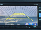 カラービジョンとガイド線で見やすい視点切替式のバックモニター。