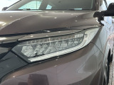 LEDヘッドライトは、点灯の瞬間から最大光量を発揮し、突然暗くなるトンネルなどでの安定感を高めます。