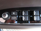 運転席の窓操作部分です。スイッチでミラーや窓の開閉が電動で行えます。