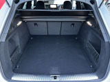 トランクルームの床がフラットな設計になっているため荷物の出し入れがしやすく、積載効率も向上しています。トランク内には、ネットや収納ボックスが配置されているモデルもあり、小物の整理に便利です。