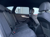 体を支えるためにシートを硬めにしております。長時間の運転でも疲れにくいように、サポート力重視で設計されております。