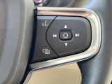 【ステアリングスイッチ】運転中、前方から目線をそらさずにオーディオ等の操作ができるよう、適切に配置されたスイッチ類。安心&快適なドライブを演出してくれる便利な機能です。