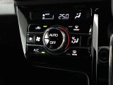 温度設定で車内を快適に保ってくれるオートエアコン