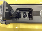 普通充電は6kWの高い出力で行うため、満充電まで約4.5時間という早さです。別売りの「AC外部給電器・AC100V/最大1500W」を普通充電ポートに差し込んで使用すればさまざまな電化製品が使えます。