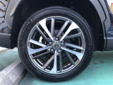 【純正アルミホイール】です!車両デザインに合わせてホイールをデザインしているため、見た目にもカッコイイ!アルミホイール。洗車もラクチンでスチールホイールのように錆ません。