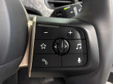 MINIの運転席操作部は、中央に構えるディスプレイが最大の特徴です。航空機を思わせるトグルスイッチなど、直感的で遊び心のあるメカニカルな操作感が、ゴーカートのような走りの高揚感を高めます。