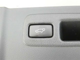 ワンタッチでバックドアが開閉。重たいバックドアも力いらずで開閉できる便利なパワーバックドア付きです!