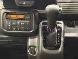 CVT車のセレクトレバーです。低速から高速まで、変速ショックのないスムーズな走りを実現するとともに、エンジン効率のよい領域を維持することで燃費にも貢献します。
