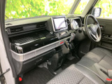 助手席側から運転席まで見渡せる広い視界で、前席の座面や足元も確認しやすい室内です。シートは落ち着いた色柄でまとめられ、同乗者もくつろいで過ごせます。