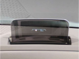 【ヘッドアップディスプレイ】現在の車速表示や目的地へのルート案内やメディア関連のリストを表示する事が可能です。視線移動を減らす事によりドライブに集中して頂けます。