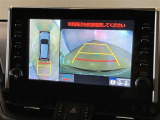 【パノラミックビューモニター】映像で、見づらい車両周辺の確認をアシスト。クルマを真上から見ているような映像を表示。 運転席から確認しにくい車両周囲の状況を把握。