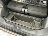 【ラゲージアンダーボックス】転がりやすい小さなお荷物などはこちらのボックスがお役立ち。スペースを有効活用しスッキリした車内空間に!