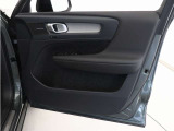 運転席ドアの全景です。キャビンを彩るすべてのものに、機能を形にした美しさが備わっています。