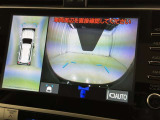 パノラミックビューモニターを装備。駐車場や交差点でクルマを真上から見るように周囲を確認できます。機能の詳細は販売店スタッフまでおたずねください。