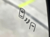 【ブラインドスポットモニター】走行中、ドアミラーの死角になりやすい箇所に後続車が接近するとサイドミラーのレンズに警告を表示!ドライバーに注意喚起をしてくれます。