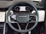 ムダのないインテリアデザインは運転席にお座りいただくと、上質なレザーシートがお客様を包み込みます。ステアリングも握りやすい設計になっておりますのでとっさのハンドル操作も可能です。